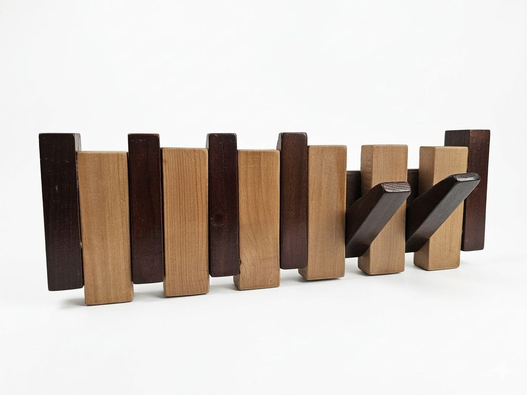 علاقة ملابس جدارية خشبية